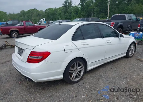 2014 Mercedes-Benz C 300 Luxury 4Matic/Sport 4Matic z USA, uszkodzony, nr VIN WDDGF8AB4EA947402